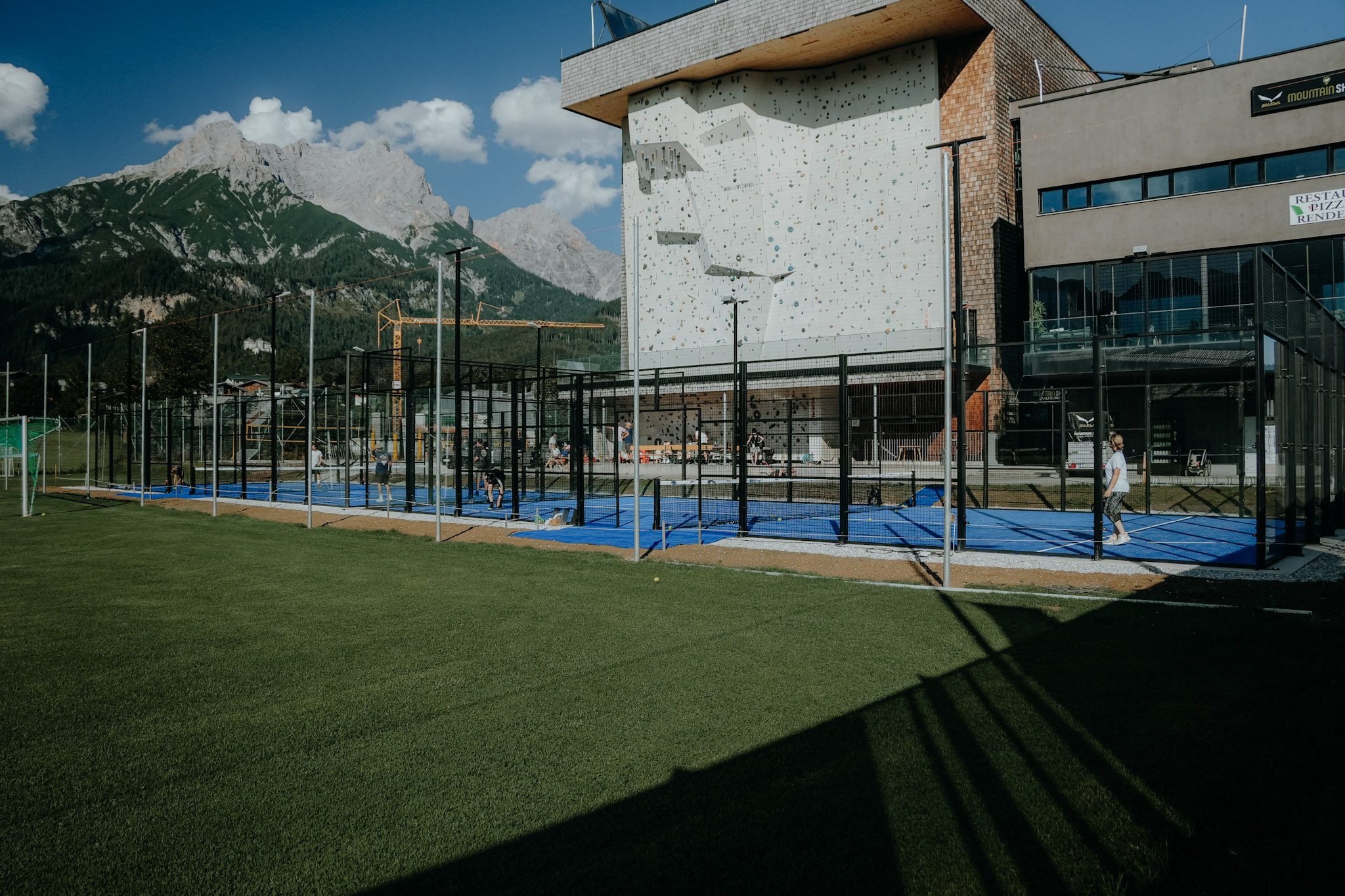 Padel Anlage mit Bergkulisse in Saalfelden